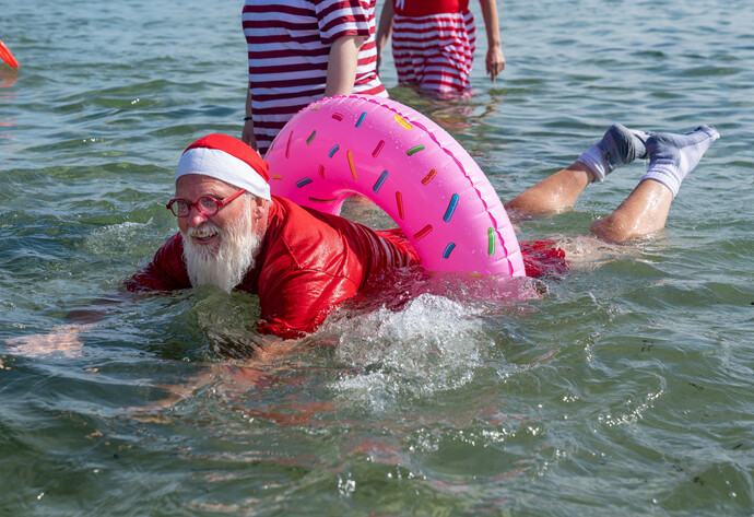 Weihnachtsmann mit Schwimmring