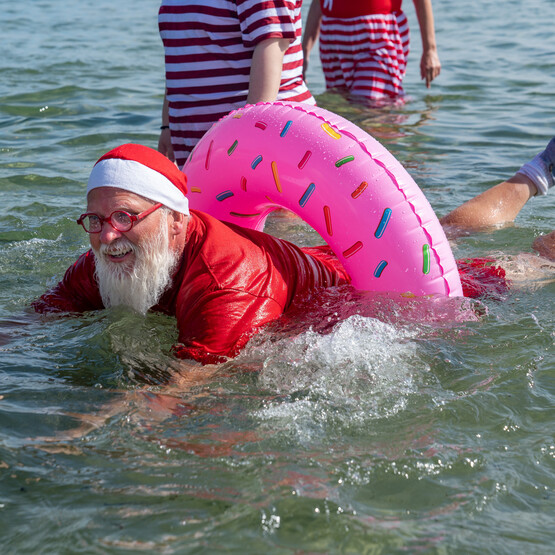 Weihnachtsmann mit Schwimmring