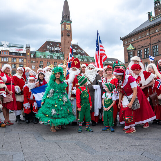 Gruppenbild der Weihnachtsmänner und ihrer Gehilfen