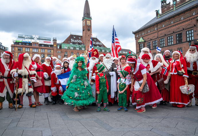 Gruppenbild der Weihnachtsmänner und ihrer Gehilfen