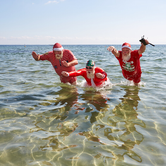 Weihnachtsmännerbeim Abtauchen