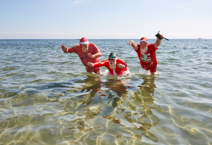 Weihnachtsmännerbeim Abtauchen