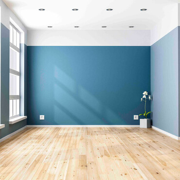 Leeres Zimmer mit blauer Wand