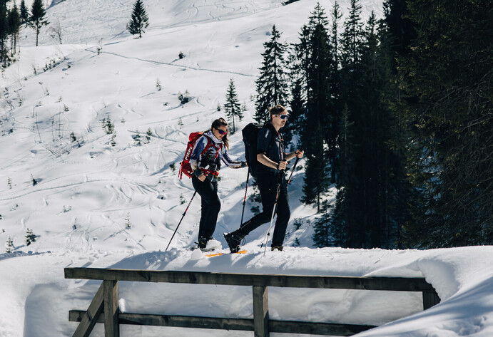 Über eine zugeschneite Brücke wandern