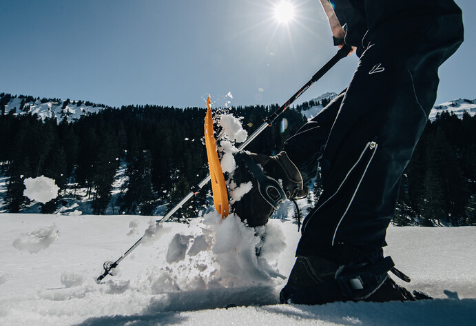 Schneeschuh wird angehoben