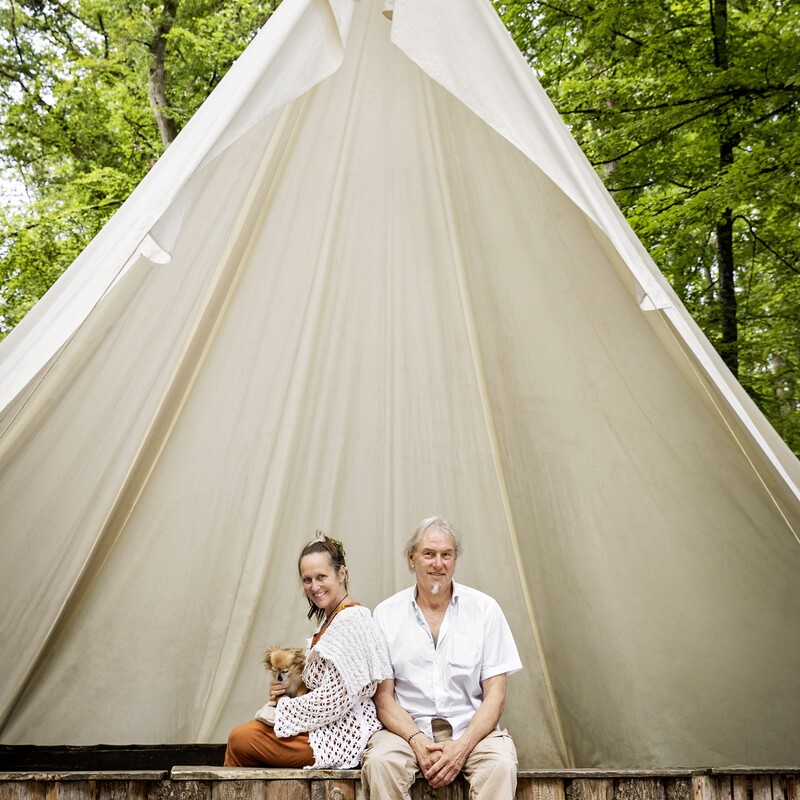 Manfred und Sanni Köhnlein vor Tipi