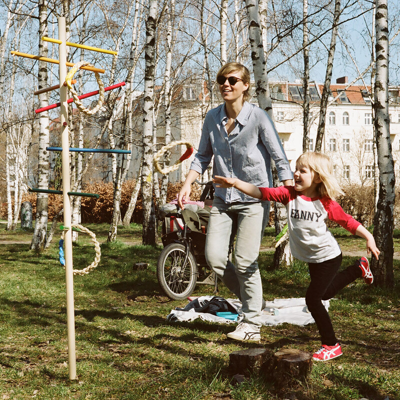 Catherine Hug und Tochter beim Spielen