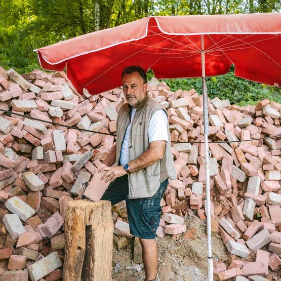 Martin Blöcher vor Ziegelsteinhaufen