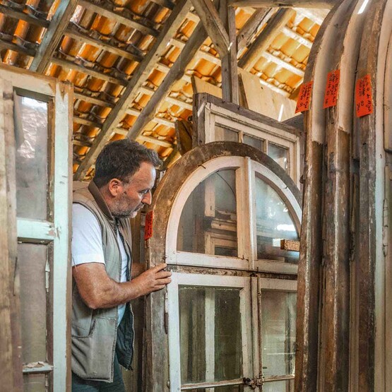 Martin Blöcher mit altem Fenster