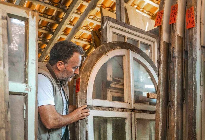 Martin Blöcher mit altem Fenster