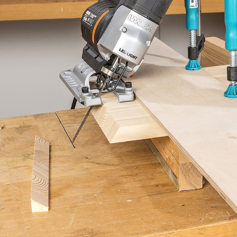Nistkasten bauen: Dach abschr&auml;gen