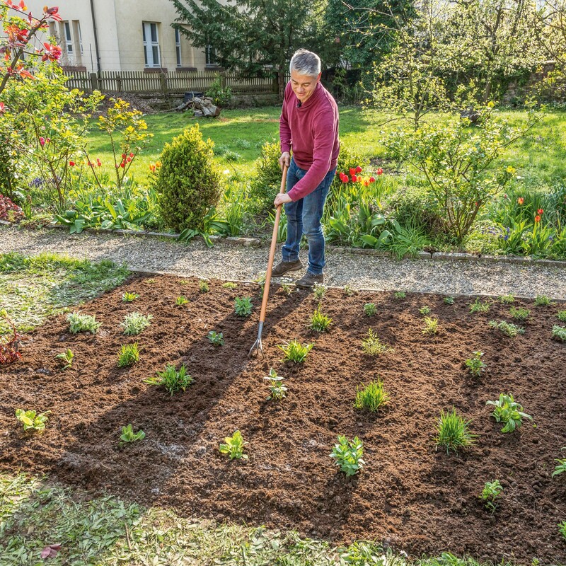 Bienenfreundliches Staudenbeet anlegen Schritt 8: Die Erde gl&auml;tten