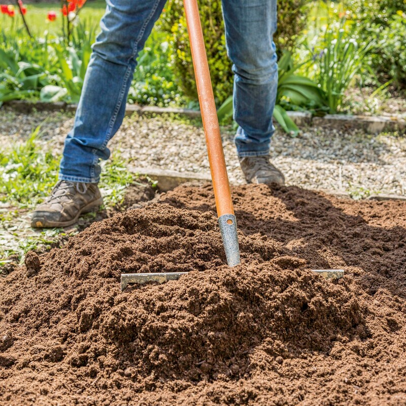 Bienenfreundliches Staudenbeet anlegen Schritt 3: Humus f&uuml;r den Boden
