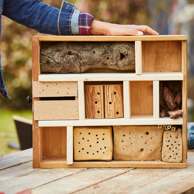 Insektenhotel Bauen: Die Bef&uuml;llung der R&auml;ume