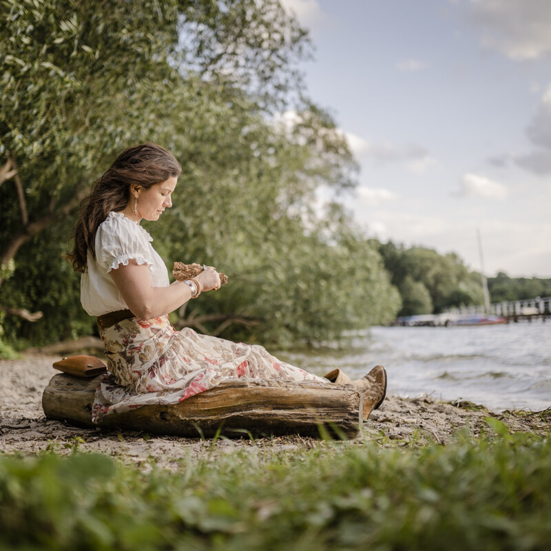 Myrthe Rödelberger sitzt am See