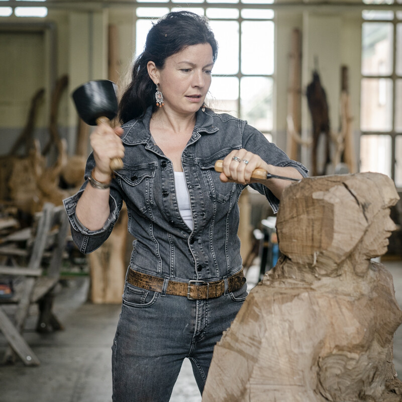 Die Holzbildhauerin bei der Arbeit