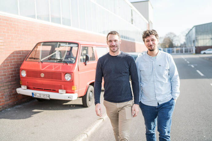 Dennis und Aaron von der Bullifaktur laufen in Richtugn Kamera