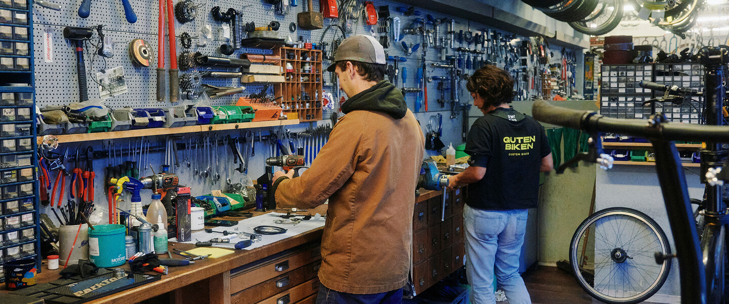 Guten Biken: Zwei Menschen arbeiten im Fahrradwerkstatt