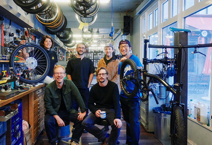 Das Team von Guten Biken in München in ihrem Fahrradladen