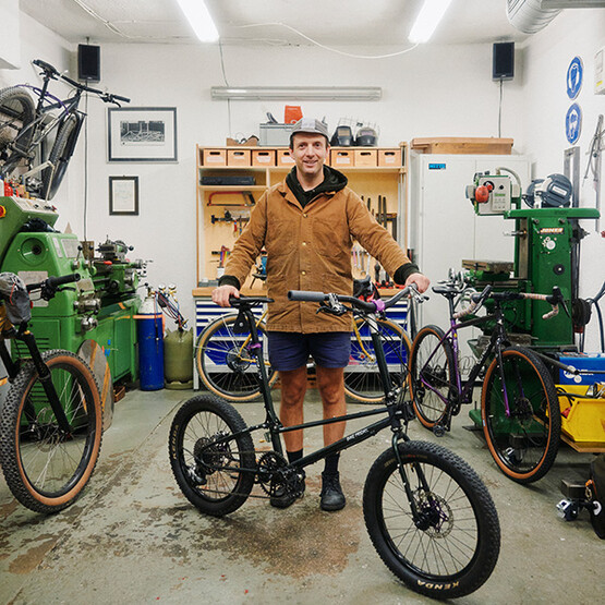 „Guten Biken"-Chef David Philipps mit einem Moulton-Rad aus den 1980er Jahren in seiner Fahrrad-Werkstatt.