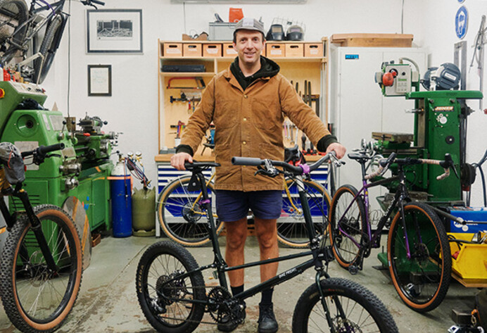 „Guten Biken"-Chef David Philipps mit einem Moulton-Rad aus den 1980er Jahren in seiner Fahrrad-Werkstatt.