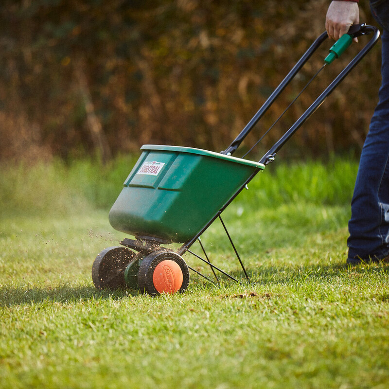 Rasen d&uuml;ngen: D&uuml;nger mit Sreuwagen ausbringen