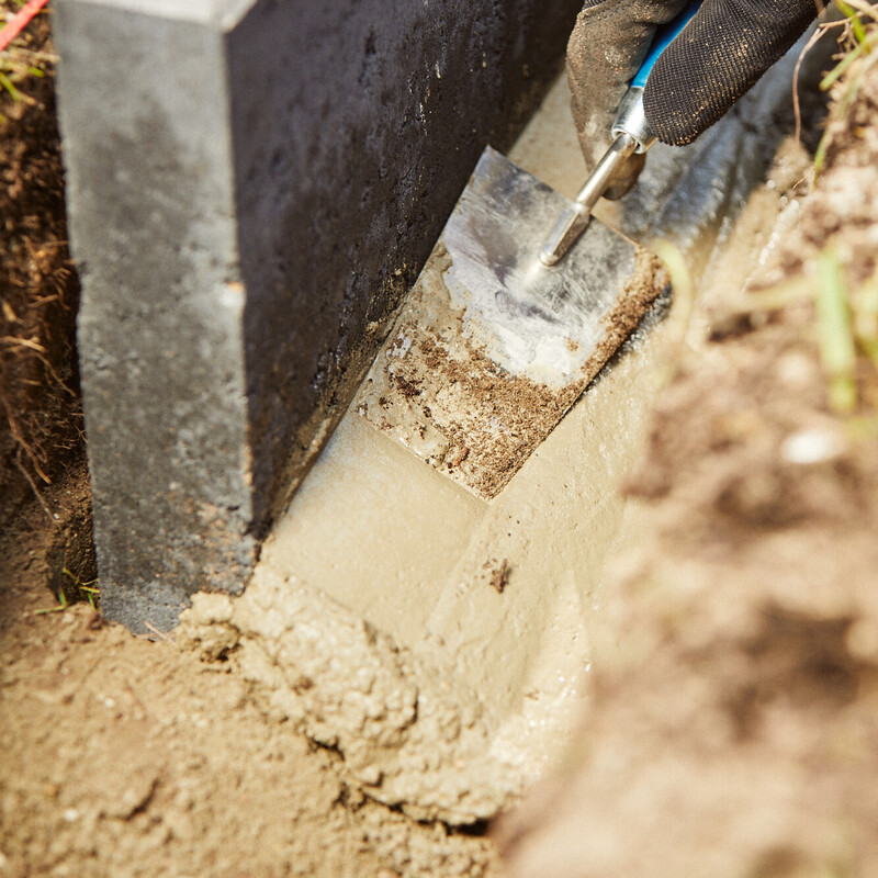 Rasenkantensteine setzen: Steine mit einer Schicht Beton befestigen