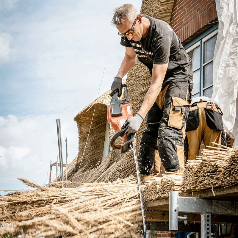 Reetdachdecker bei der Arbeit