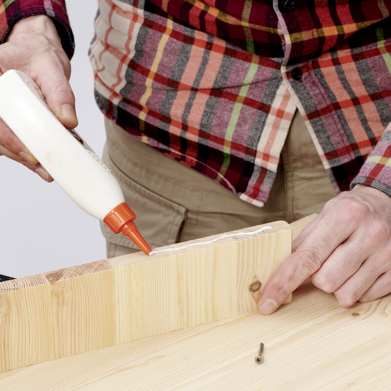 DIY Balkonbar: Seitenteil mit Holzleim bestreichen