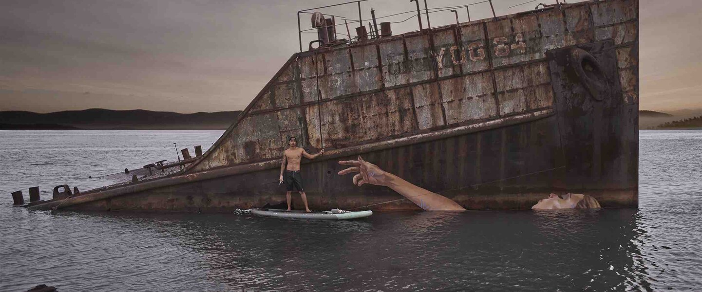 Sean Yoro vor Schiffswrack