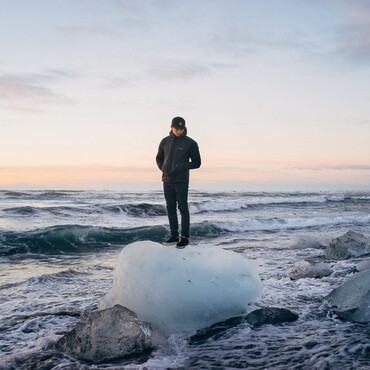 Sean Yoro auf Eisberg