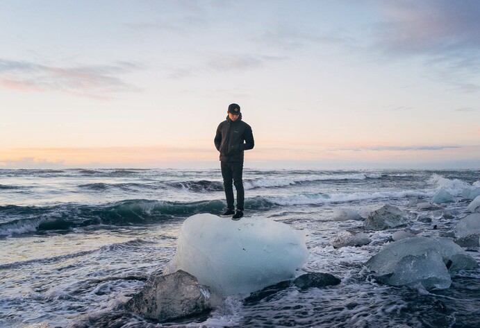 Sean Yoro auf Eisberg