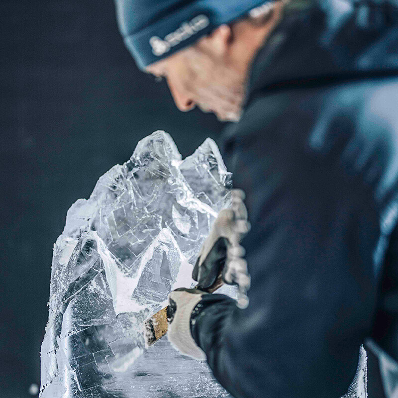 Mann bearbeitet Eisskulptur