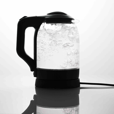 Kochendes Wasser im Wasserkocher aus Glas