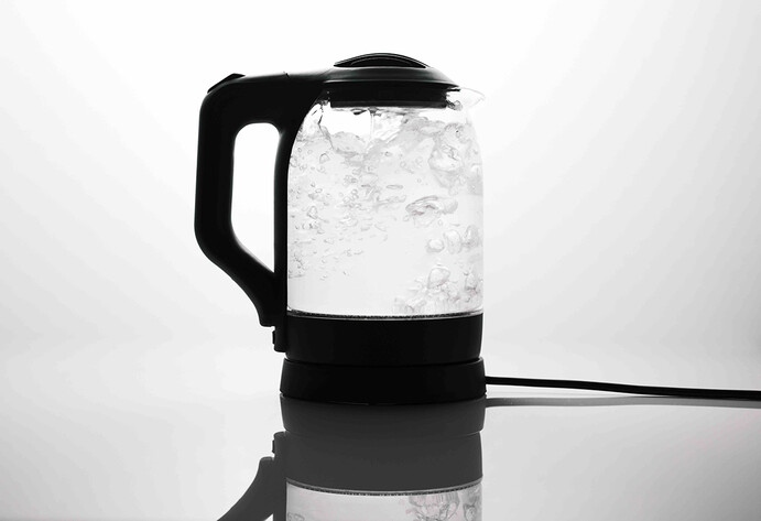 Kochendes Wasser im Wasserkocher aus Glas