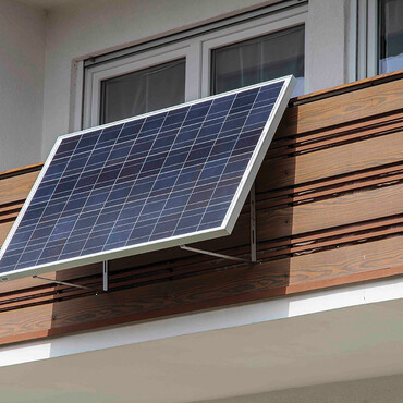 Solarplatte hängt am Balkon