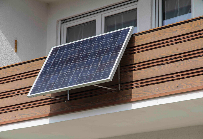 Solarplatte hängt am Balkon