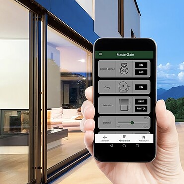 Gro&szlig;aufnahme einer Hand, die ein Smartphone h&auml;lt