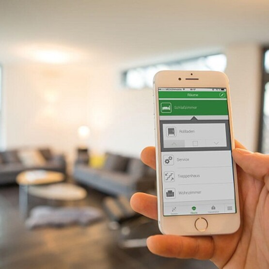 Abbildung einer Hand, die ein Smartphone h&auml;lt