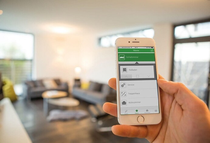 Abbildung einer Hand, die ein Smartphone h&auml;lt
