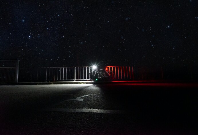 Fahrrad mit Beleuchtung bei Nacht