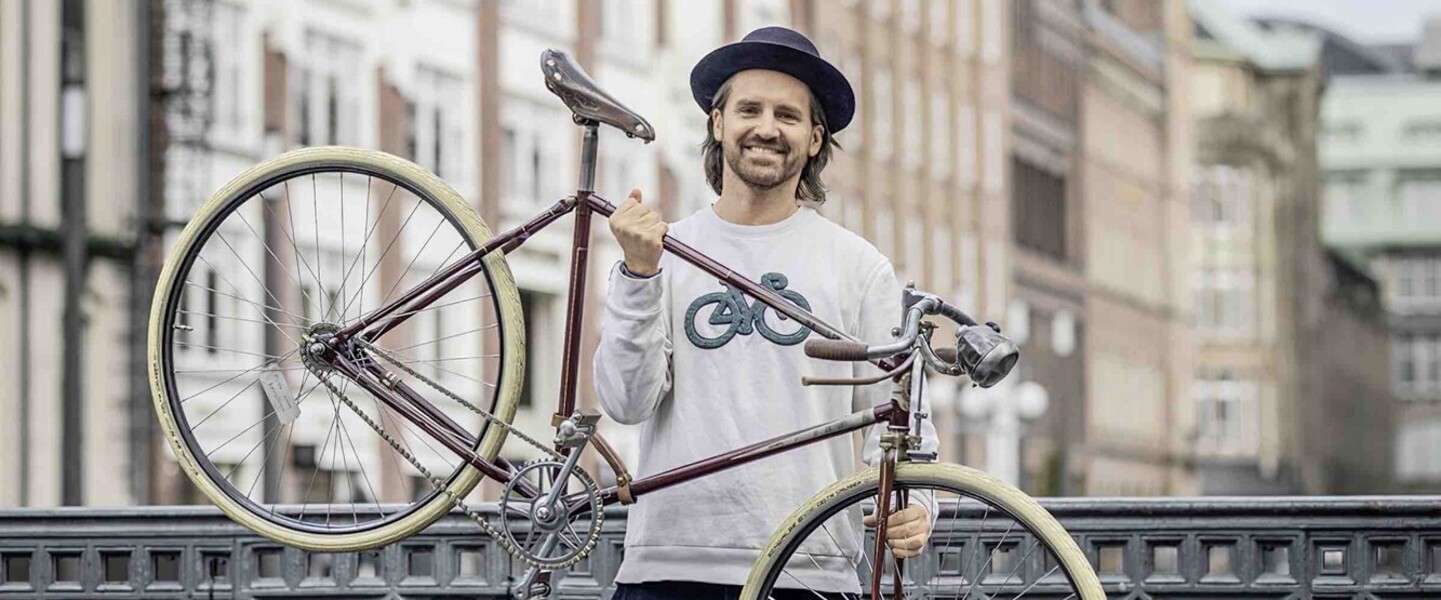 Senad Sarac mit einem restaurierten Fahrrad