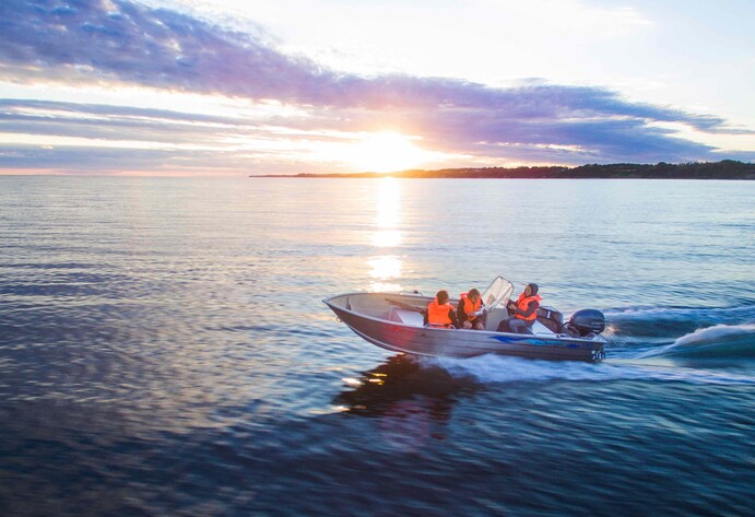 Boot im Sonnenuntergang