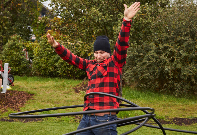 Workshop Bew&auml;sserung f&uuml;r den Garten: Mann schwingt mit Schlauch