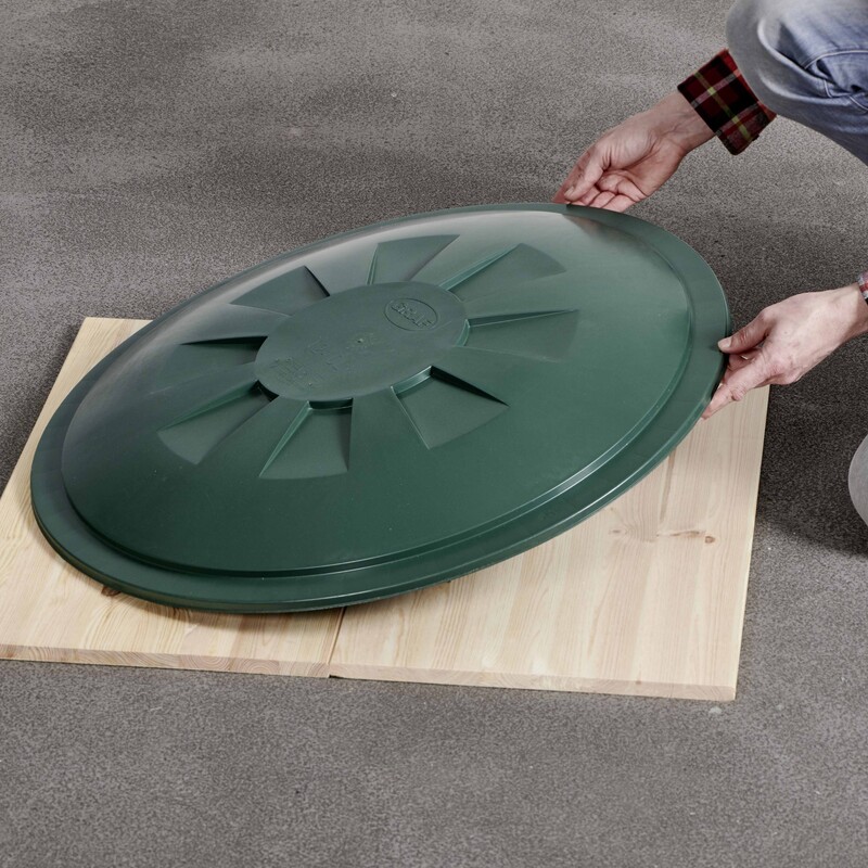 DIY Regentonnenverkleidung: Tonnendeckel auflegen