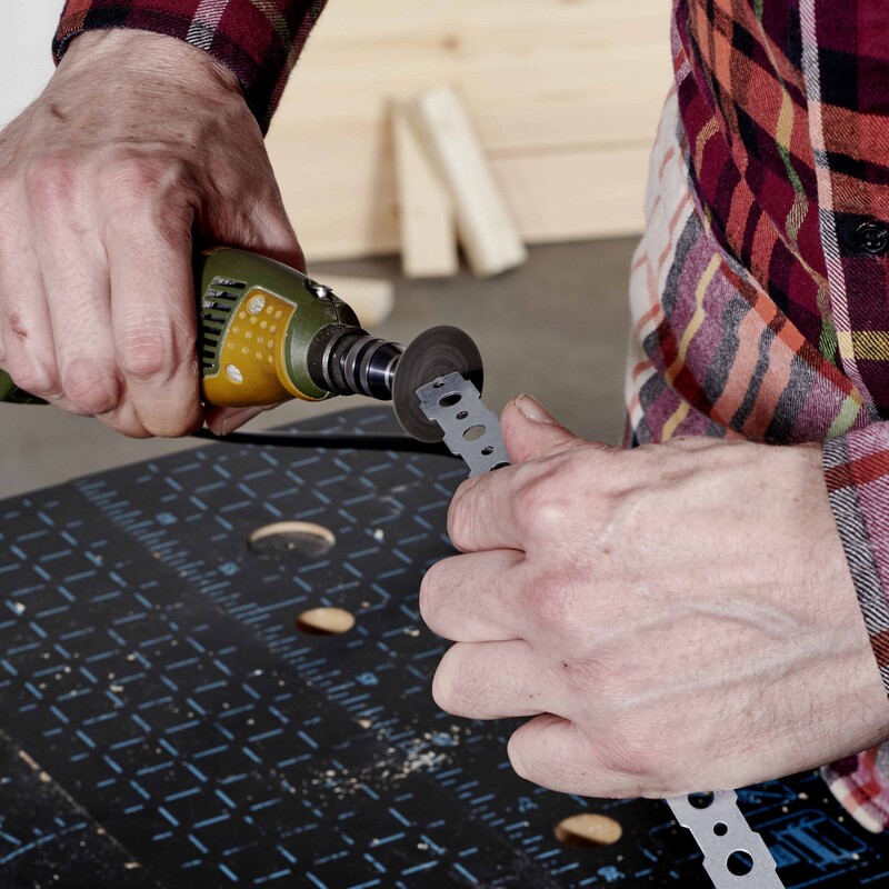 DIY Regentonnenverkleidung: Mit Trennscheibe Kanten gl&auml;tten