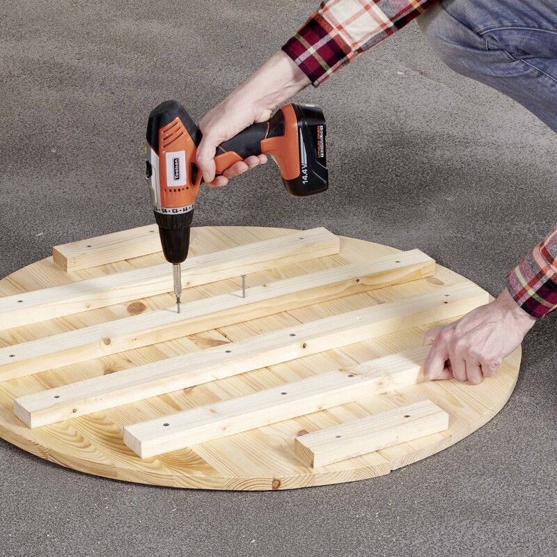 DIY Regentonnenverkleidung: Schrauben festziehen