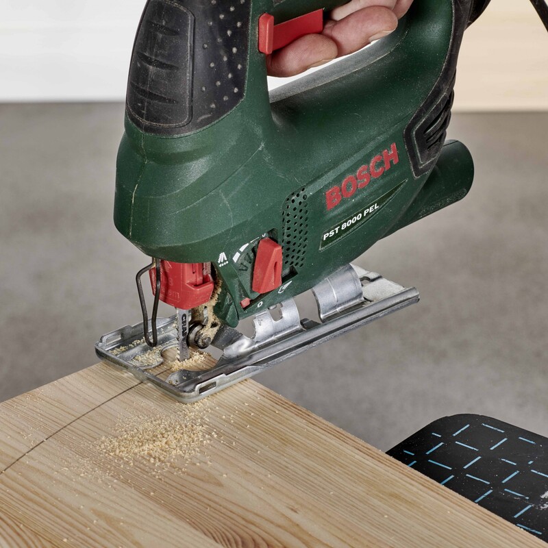 DIY Regentonnenverkleidung: Mit Stichs&auml;ge s&auml;gen