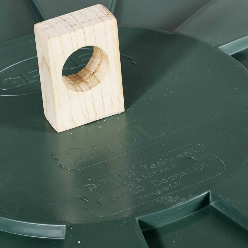 DIY Regentonnenverkleidung: Holzgriff aufstecken