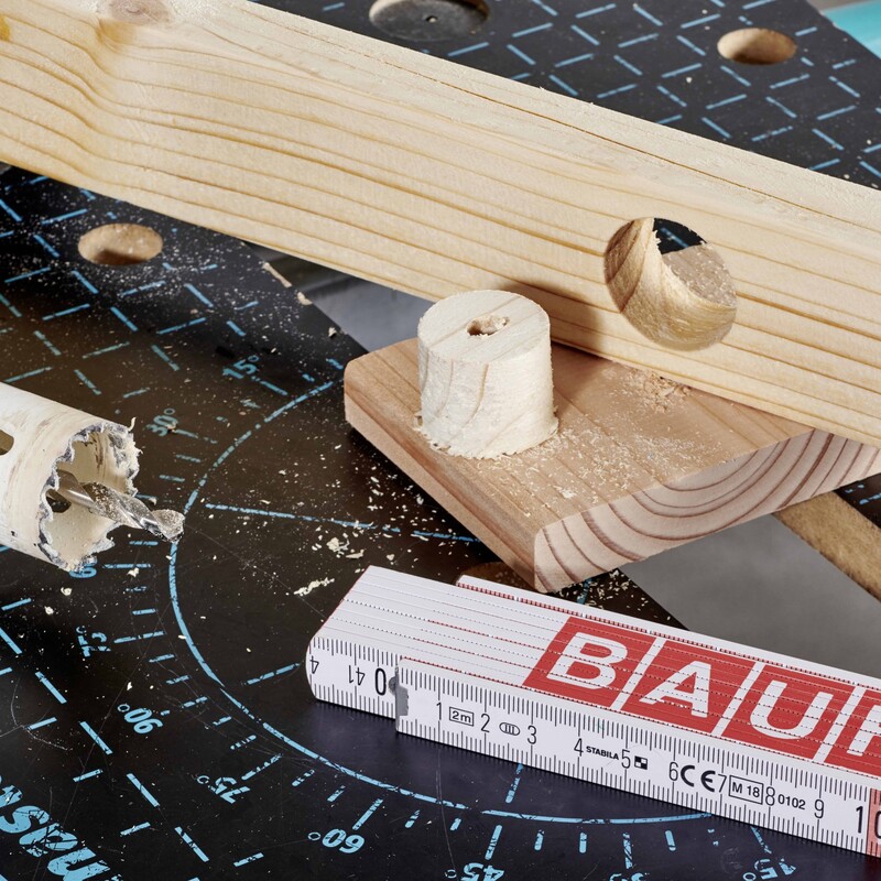 DIY Regentonnenverkleidung: Griffl&ouml;cher anzeichnen und bohren